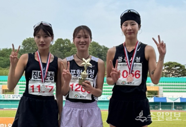 이다겸 선수(오른쪽)가 시상대에서 기념촬영을 하고 있다. (사진=광주시 육상연맹) 