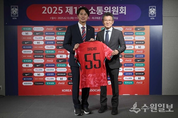 황대호 경기도의회 문화체육관광위원회 위원장이 정몽규 대한축구협회장과 기념촬영을 하고 있다. (사진=경기도의회)