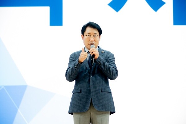 조성대 남양주시의회 의장이 '2025년 남양주시 자원봉사자 한마음 체육대회'에 참석, 격려사를 하고 있다. (사진=남양주시의회)