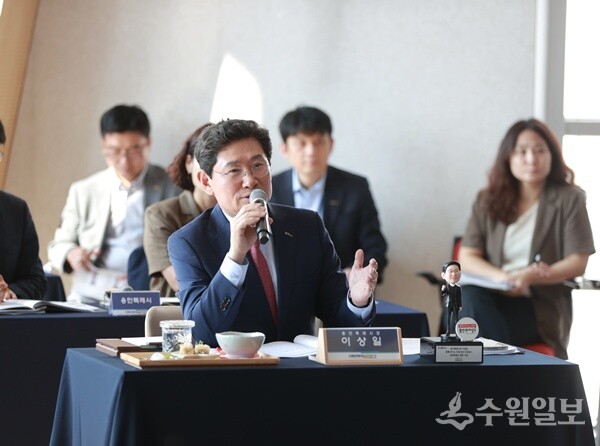 이상일 용인특례시장이 12일 화성특례시에서 열린 '대한민국특례시시장협의회 2025년 상반기 정기회의'에서 '특례시 지원에 관한 특별법'의 신속한 제정에 대한 의견을 이야기하고 있다. (사진=용인시)