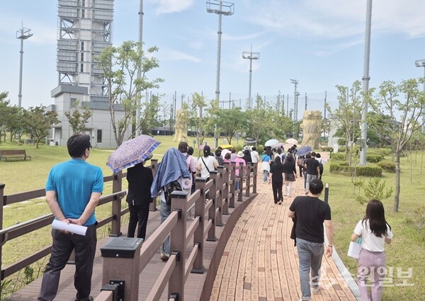 수원시 주민대표단이 평택시 오썸플렉스 상부에 조성된 산책길을 걷고 있다. (사진=수원시)
