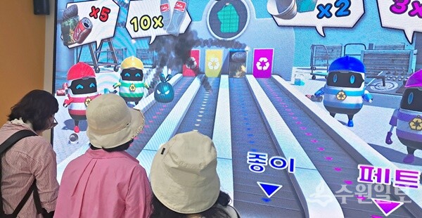 수원시 주민대표단이 평택시 오썸플렉스 상부에 조성된 어린이 놀이시설을 체험하고 있다. (사진=수원시)
