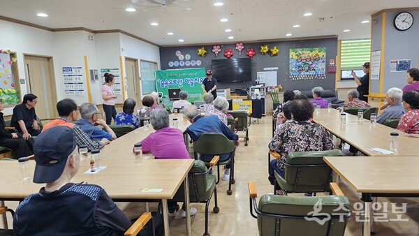양평군종합자원봉사센터가 취약계층 어르신들을 위한  ‘숲속으로 간 마술 치유’ 프로그램을 펼치고 있다. (사진=양평군)