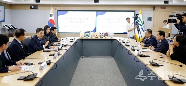 13일 오전 경기도청 5층 서희홀에서 열린 카카오, AI기반 디지털 허브 건립 투자협약에서 김동연 경기도지사가 인사말을 하고 있다. (사진=경기도)