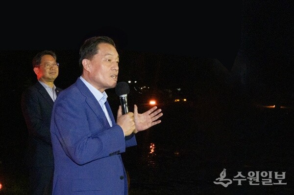 '2025 수원 국가유산 야행' 점등식에서 이재준 시장이 인사말을 하고 있다. (사진=수원시)