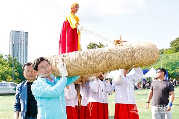 이상일 용인시장이 14일 '독바위 민속줄다리기 한마음 축제'에서 줄다리기 경기에 참여하고 있다. (사진=용인시)