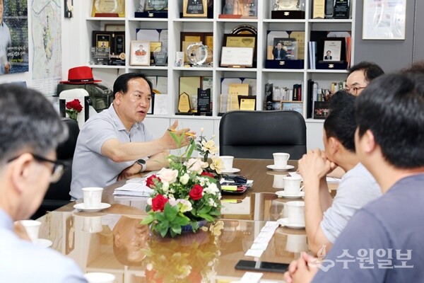 이권재 오산시장이 지난 12일 물류센터 건립 반대 운동을 전개하고 있는 오산·동탄비상대책위원회 위원들과 간담회를 갖고 있다. (사진=오산시)