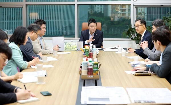 김진경 경기도의회 의장(정면)이 경기도와 경기도교육청 관계자들과 대안교육기관 급식예산 분담 관련 정담회를 갖고 있다. (사진=경기도의회)