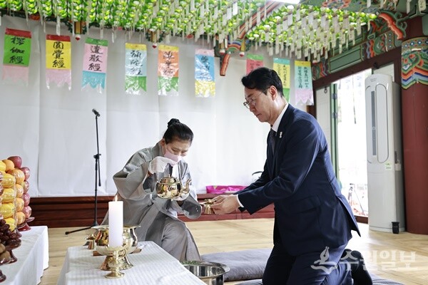 정명근 화성특례시장이 16일 용주사 호성전에서 열린 사도세자 추모 263주기 기신제에서 헌다 의식을 하고 있다. (사진=화성시)