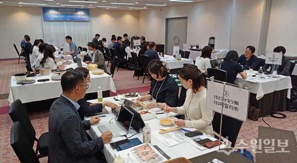 지난 9일부터 13일까지 일본 도쿄와 오사카에서 열린 ‘2025 경기북부 일본 시장개척단’에서 경기북부 기업들이 현지 바이어들이 수출상담을 진행하고 있다. (사진=경과원)