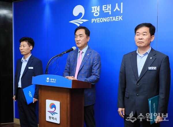 정장선 평택시장(가운데)이 16일 브리핑을 통해 평택국제학교 설립‧운영법인으로 애니 라이트 스쿨(Annie Wright Schools)이 최종 선정됐음을 밝히고 있다. (사진=평택시)