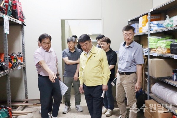 황인섭 동안구청장(정면)이 여름철 풍수해 피해를 대비하기 위해 동 행정복지센터 수방자재를 점검하고 있다. (사진=안양시 동안구청)