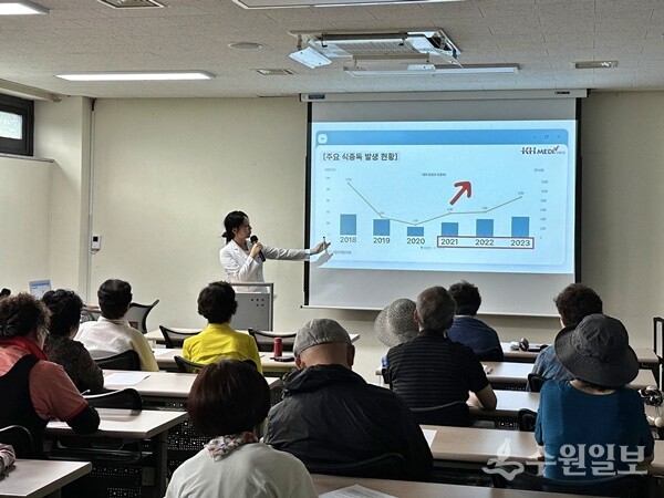 한국건강관리협회 경기도지부가 16일 수원시 SK청솔노인복지관에서 복지관 이용객 및 지역주민을 대상으로 건강강좌를 하고 있다. (사진=건협 경기도지부)