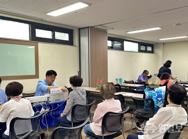 KH한국건강관리협회 경기도지부가 수원시 SK청솔노인복지관 이용객 및 지역주민을 대상으로 건강상담을 하고 있다. (사진=건협 경기도지부)