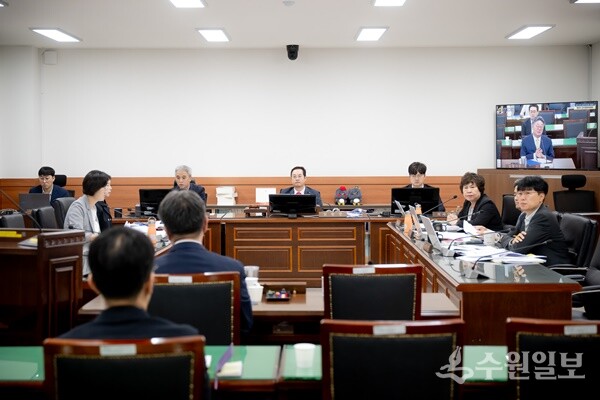 한근수 자치행정위원회 위원장(정면)이 강제상 남양주시정연구원장 후보자의 직무수행 능력 등을 가리기 위한 인사청문위원회를 주재하고 있다. (사진=남양주시의회)