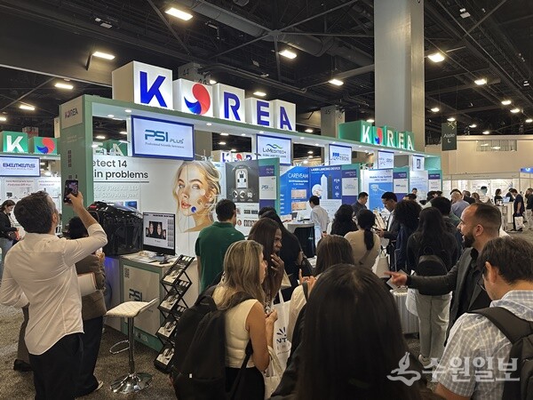 지난 11일부터 13일까지 진행된 ‘미국 플로리다 의료기기 전시회(WHX miami)’에서 바이어들이 한국관을 찾아 상담을 하고 있다. (사진=경과원)