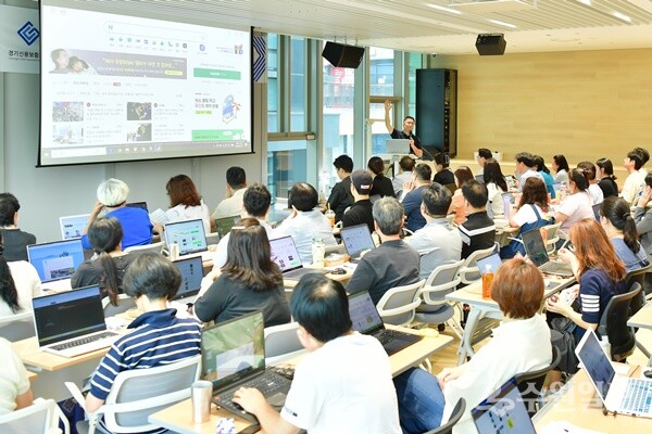 17일 경기신보 본점 3층 세미나실에서 개최된 ‘원데이 성공클래스-온라인마케팅 전략교육’에서 소상공인 및 예비 창업자들이 교육에 참여하고 있다. (사진=경기신보)