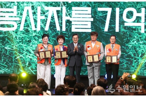 김동연 경기도지사가 우수 자원봉사자 인증패 수여를 하고 기념촬영을 하고 있다. (사진=경기도)