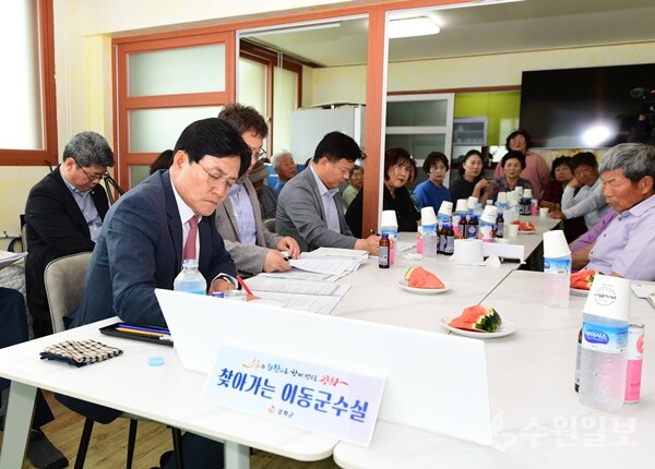 박용철 강화군수가 서도면에서 '찾아가는 이동군수실'을 운영하며 주민들의 고충을 경청하고 있다. (사진=강화군)