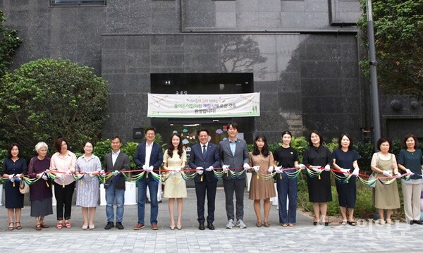 최대호 안양시장(가운데)과 어린이집 관계자, 주민 등이 50번째 국공립 어린이집(꿈이든) 개원식에서 기념테이프를 자르고 있다. (사진=안양시)