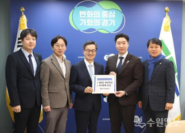 지난 3월 김동연 경기도지사(가운데)와 김용만 의원(오른쪽두번째)이 면담을 한 뒤 기념촬영을 하고 있다. (사진=김용만 의원실)