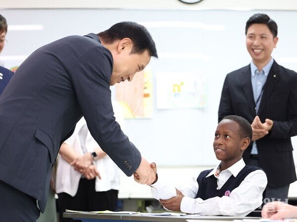 임태희 경기도교육감이 6월 17일 안산글로벌청소년센터에서 다문화학생들과 이야기를 나누고 있다.(사진=경기도 교육청)