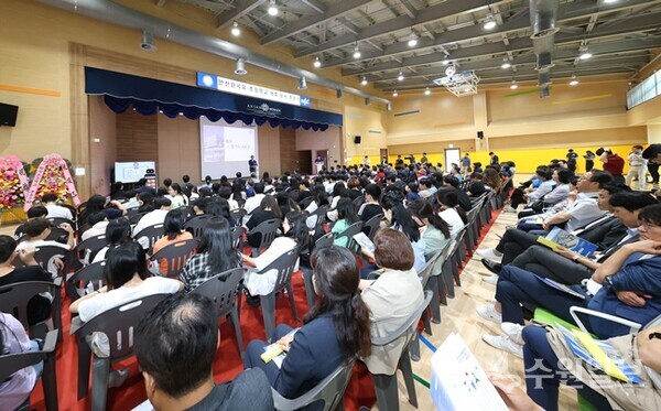 임태희 경기도교육감이 17일 안산원곡초등학교 원곡관에서 열린  안산원곡유.초등학교 개축 공사 준공식에서 인사말을 하고 있다(사진=경기도교육청)