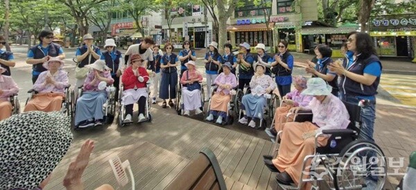 안양시 동안구 명예시민과장회가 휠체어를 이용하는 어르신들과 함께 안양예술공원으로 산책에 나서고 있다. (사진=안양시 동안구) 