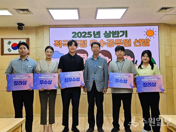 황학용 하남시 부시장(오른쪽 세번째)이 ‘2025년 상반기 적극행정 우수공무원 선발’ 행사 후, 수상자들과 함께 기념촬영을 하고 있다.(사진=하남시)