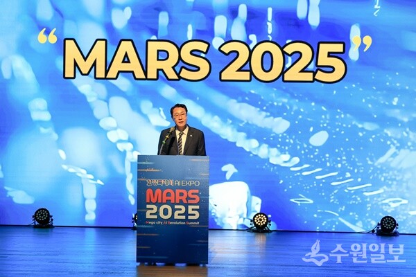 정명근 화성특례시장이 18일 'MARS 2025' 개회식에서 환영사를 하고 있다. (사진=화성시)