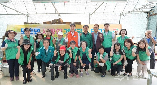 방세환 광주시장(뒷줄 가운데)이 퇴촌면 새마을남녀협의회와 ‘사랑의 계절김치 담그기’ 행사를 마치고 기념촬영을 하고 있다. (사진=광주시)