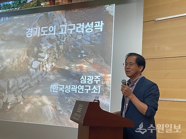 심광주 한국성곽연구소장이 ‘경기도의 고구려 성곽’이란 주제로 강의를 하고 있다. (사진=이용창 화성연구회 이사)