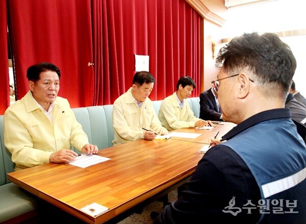 최대호 안양시장(왼쪽 첫번째)과 강득구의원(왼쪽 두번째)이 시행사・시공사 관계자들과 대책을 논의하고 있다. (사진=안양시)