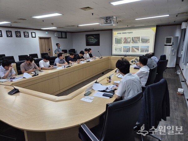 구리농수산물공사가 기술자문위원들과  안전관리 실태 및 개선사항을 논의하고 있다. (사진=구리농수산물공사)
