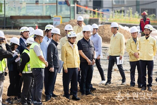 19일 오전 김동연 경기도지사가 광명 신안산선 복구 현장을 찾아 신안산선 복구 현장을 점검하고 있다. (사진=경기도)