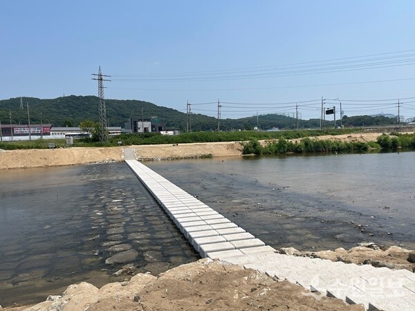 이천시가 복하천 위에 친수 공간으로 새롭게 설치한 징검다리. (사진=이천시)