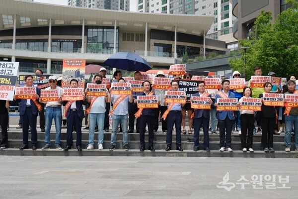 19일 화성시 동탄호수공원에서 오산·동탄 비상대책위원회 주관으로 '화성동탄2 물류센터 건립 규탄'집회가 열리고 있다. (사진=오산시)