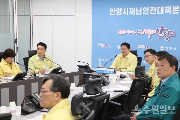 최대호 안양시장(정면)이 경기도 주관 ‘여름철 재난 대비태세 점검 영상회의’에 참석, 신안산선 지하터널 붕괴 사고와 관련해 경기도의 지원을 공식적으로 건의하고 있다. (사진=안양시)