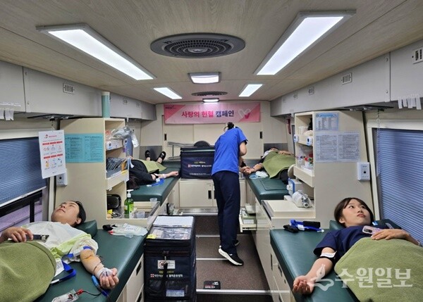 KH한국건강관리협회 경기도지부 직원들이 헌혈에 참여하고 있다. (사진=건협 경기도지부)