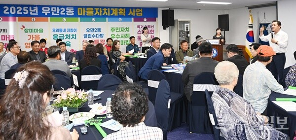 2024년 우만2동 주민총회에서 이재준 수원시장(맨 오른쪽)이 발언하고 있다. (사진=수원시)