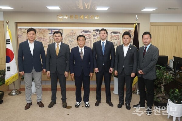 이재식의장(가운데)과 타마벡 부지사등 관계자들이 기념촬영하고 있다(사진=수원시의회)