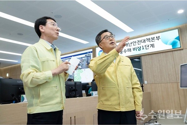 20일 오후 김동연 경기도지사가 경기도청 재난안전상황실을 방문, 김성중 행정1부지사의 호우 상황을 경청하고 있다. (사진=경기도)