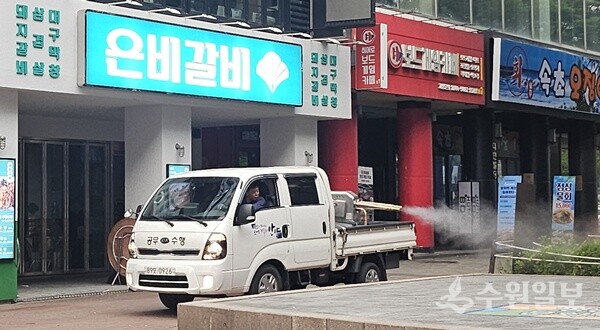안양시 동안구가 평촌1번가 문화의거리(범계로데오거리) 등 다중이용지역에서 집중방제활동을 펼치고 있다. (사진=안양시 동안구)