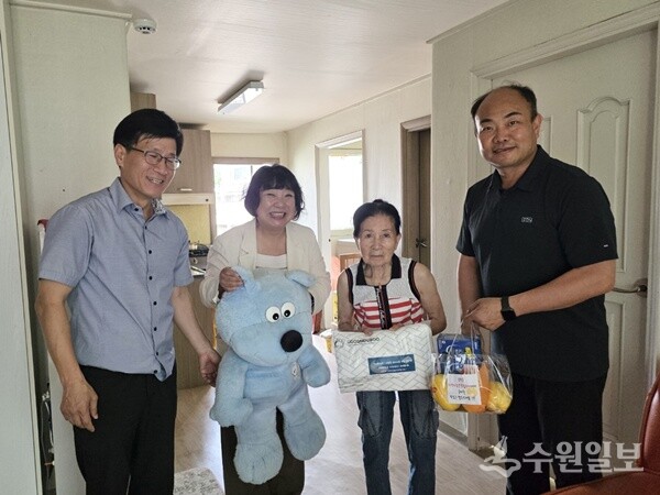 김병선 오학동장(왼쪽 두번째)이 취약가구를 방문해 물품을 전달하고 있다. (사진=오학동)