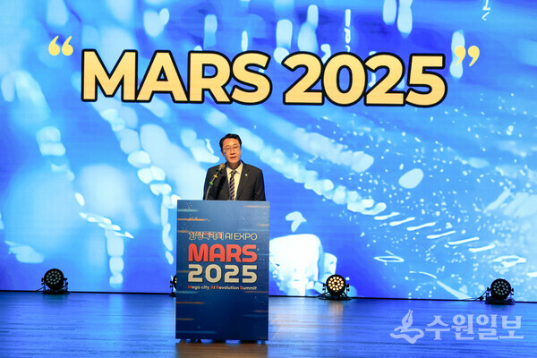 정명근 화성특례시장이 18일 MARS 2025 개회식에서 환영사를 하고 있다. (사진=화성시)