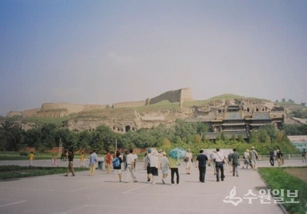 운강석굴 입구. 언덕 위에 있는 것은 명나라 때 쌓은 토성이다. (사진=2002년 김우영)