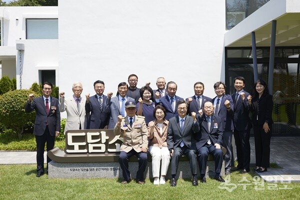 23일 오후 도담소에서 열린 경기도 보훈단체장 오찬 간담회에서 김동연 경기도지사와 도내 13개 보훈단체 경기도지부장 등이 기념촬영을 하고 있다. (사진=경기도)