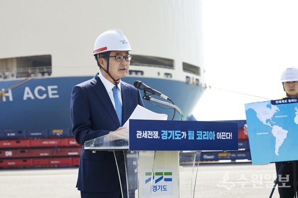 김동연 경기도지사가 지난 3월 31일 평택항에서 미국이 부과하는 수입산 자동차 25% 관세를 앞두고 열린 비상경제회의에서 인사말을 하고 있다. (사진=경기도)
