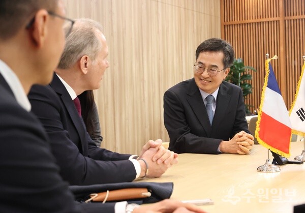 김동연 경기도지사가 지난 1월 14일 집무실에서 프랑스에 본사를 둔 세계적인 산업용 가스회사인 에어리퀴드 프랑수아 자코 회장과 면담을 하고 있다. (사진=경기도)