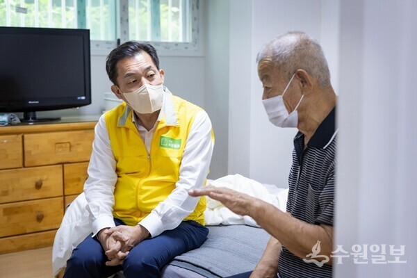 지난해 8월 이재준 수원시장이 수원새빛돌봄 지원 대상자 가구를 방문해 대화를 나누고 있다.(사진=수원시)
